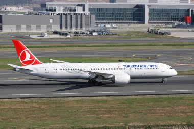 ISTANBUL, TURKEY - 16 Ekim 2021: Türk Hava Yolları Boeing 787-9 (CN 65812) İstanbul Uluslararası Havaalanına iniyor.