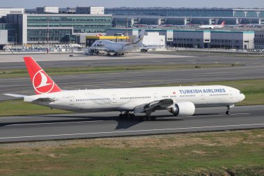 ISTANBUL, TURKEY - 16 Ekim 2021: Türk Hava Yolları Boeing 777-3F2ER (CN 40794) İstanbul Uluslararası Havaalanına indi.