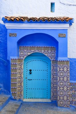 Fas 'ın Chefchaouen şehrinde bir evin kapısı.
