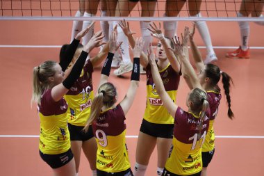 ISTANBUL, TURKEY - 21 Aralık 2021: VK Dukla Liberec oyuncuları, Burhan Felek Spor Salonu 'nda VK Dukla Liberec CEV Şampiyonlar Ligi Volley Maçı' nda skor puanını kutluyor