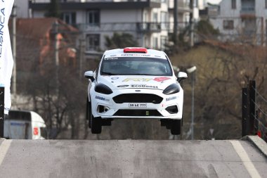 KOCAELI, TURKEY - 26 Aralık 2021: Levent Sapcilar Türkiye Rallycross Şampiyonası sırasında Ford Fiesta R1T 'yi sürdü.