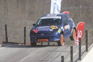 KOCAELI, TURKEY - 26 Aralık 2021: Serkan Güleç Türkiye Rallycross Şampiyonası sırasında Peugeot 206 RC 'de yarıştı.