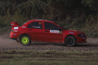 KOCAELI, TURKEY - 26 Aralık 2021: Ali Catalbas, Türkiye Rallycross Şampiyonası sırasında Mitsubishi Lancer Evo IX 'i GP Garaj My Team' e götürdü.