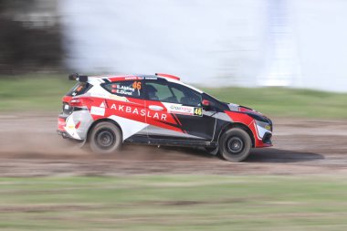 KOCAELI, TURKEY - 26 Aralık 2021: Erol Akbas, Türkiye Rallycross Şampiyonası sırasında Ford Fiesta Rally3 takımını sürdü.