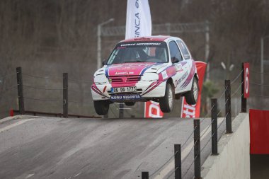 KOCAELI, TURKEY - 26 Aralık 2021: Özlem Uludağ Gülcan, Türkiye Rallycross Şampiyonası sırasında Nissan Micra 'yı sürüyor.