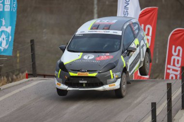 KOCAELI, TURKEY - 26 Aralık 2021: Okan Tanrietti, Türkiye Rallycross Şampiyonası sırasında Ford Fiesta R2 takımını Türkiye 'ye getirdi.