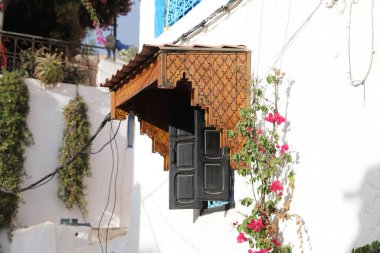 Rabat City, Fas 'taki Udayas' ın Kasbah şehrindeki bir binanın penceresi.