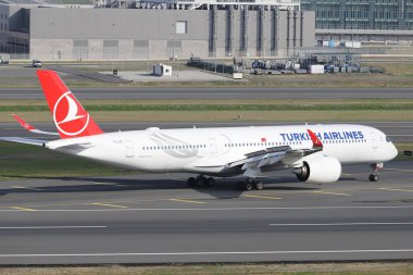 ISTANBUL, TURKEY - 16 Ekim 2021: Türk Havayolları Airbus A350-941 (CN 435) İstanbul Uluslararası Havaalanına indi.