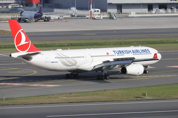 土耳其伊斯坦布尔 2021年10月16日 土耳其航空公司A330 343X 1172 空中客车降落在伊斯坦布尔国际机场 — 图库照片