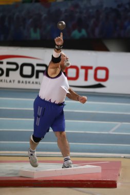 İSTANBUL, TURKEY - 11 Aralık 2021: Türkiye Atletizm Federasyonu Olimpiyat Eşiği sırasında vurulan tanımlanamayan sporcu