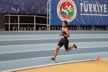 İSTANBUL, TURKEY - 11 Aralık 2021: Türkiye Atletizm Federasyonu Olimpiyat Eşiği sırasında koşan tanımlanamayan sporcu