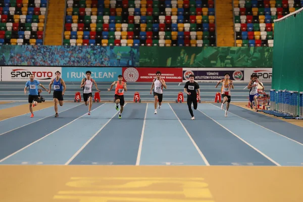 イスタンブール トルコ 2021年12月11日 トルコ陸上競技連盟オリンピック スレッド競技大会中に60メートルを走る選手 — ストック写真