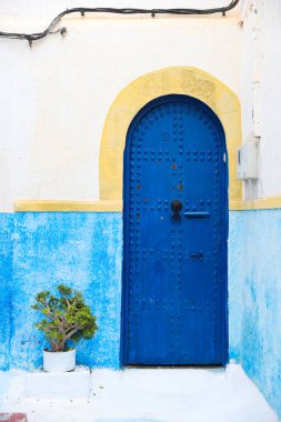 Rabat City, Fas 'ta Udayas Kasbah' ta bir binanın kapısı.