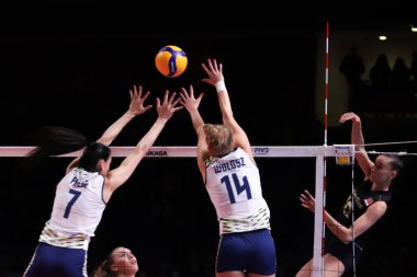ANKARA, TURKEY - 19 Aralık 2021: Raphaela Folie ve Joanna Wolosz, Beşli Voleybol Kadınlar Dünya Kulüpler Şampiyonası 'nın Imoco Volley Conegliano' ya karşı oynanan final maçında