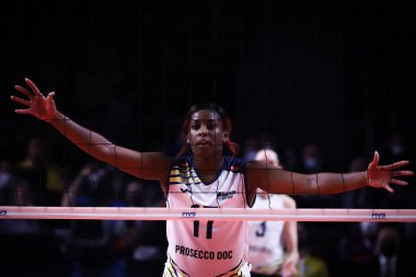 ANKARA, TURKEY - 19 ARALIK 2021 Miriam Sylla Vakıfbank 'ta Imoco Volley Conegliano' ya karşı Beşli Voleybol Kadınlar Kulübü Dünya Şampiyonası final maçı