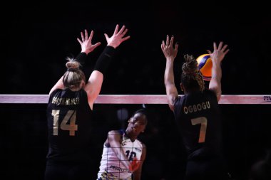 ANKARA, TURKEY - 19 Aralık 2021: Chiaka Ogbogu ve Michelle Bartsch Hackley, Beşli Voleybol Kadınlar Dünya Kadınlar Şampiyonası 'nın Imoco Volley Conegliano' ya karşı oynanan final maçında