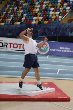 İSTANBUL, TURKEY - 11 Aralık 2021: Türkiye Atletizm Federasyonu Olimpiyat Eşiği sırasında vurulan tanımlanamayan sporcu