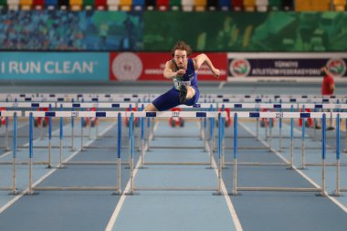 İSTANBUL, TURKEY - 11 Aralık 2021: Türkiye Atletizm Federasyonu Olimpiyat Eşiği sırasında 60 metre engelli koşan tanımlanamayan sporcu