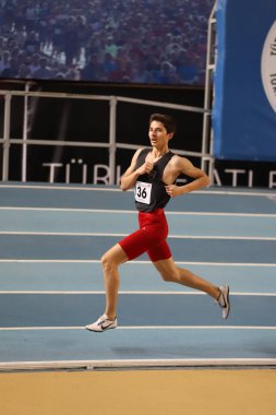 İSTANBUL, TURKEY - 11 Aralık 2021: Türkiye Atletizm Federasyonu Olimpiyat Eşiği sırasında koşan tanımlanamayan sporcu