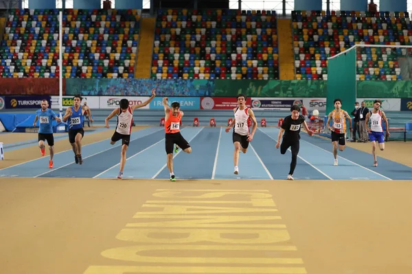土耳其伊斯坦布尔 2021年12月11日 在土耳其田径联合会奥林匹克门槛竞赛期间跑60米的运动员 — 图库照片
