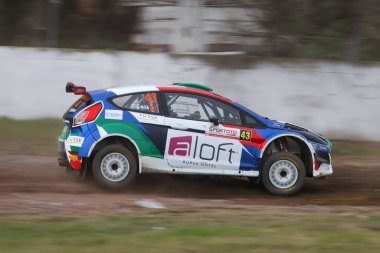 KOCAELI, TURKEY - 26 Aralık 2021: Türkiye Rallycross Şampiyonası sırasında Castrol Ford Team Türkiye 'den Ford Fiesta R5 sürüyor.