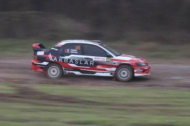 KOCAELI, TURKEY - 26 Aralık 2021: Erhan Akbas, Türkiye Rallycross Şampiyonası sırasında GP Garajı My Team of GP 'den Mitsubishi Lancer Evo IX' i sürüyor.