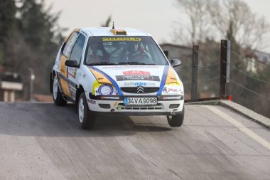 KOCAELI, TURKEY - 26 Aralık 2021: Elif Gizem Filiz, Türkiye Rallycross Şampiyonası sırasında Citroen Saxo VTS 'yi sürdü.