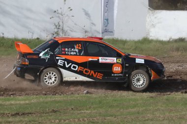KOCAELI, TURKEY - 26 Aralık 2021: Bugra Can Kiliç, Türkiye Rallycross Şampiyonası sırasında Evofone Rallycross Rallicross Ralli Takımı 'ndan Mitsubishi Lancer IX' i sürdü.