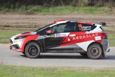 KOCAELI, TURKEY - 26 Aralık 2021: Erol Akbas, Türkiye Rallycross Şampiyonası sırasında Ford Fiesta Rally3 takımını sürdü.