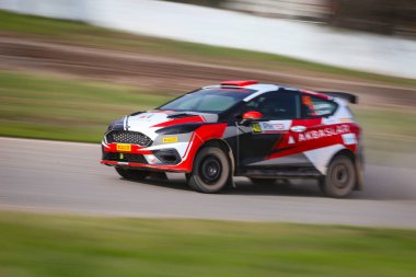 KOCAELI, TURKEY - 26 Aralık 2021: Erol Akbas, Türkiye Rallycross Şampiyonası sırasında Ford Fiesta Rally3 takımını sürdü.