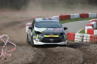 KOCAELI, TURKEY - 26 Aralık 2021: Okan Tanrietti, Türkiye Rallycross Şampiyonası sırasında Ford Fiesta R2 takımını Türkiye 'ye getirdi.