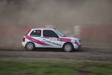 KOCAELI, TURKEY - 26 Aralık 2021: Özlem Uludağ Gülcan, Türkiye Rallycross Şampiyonası sırasında Nissan Micra 'yı sürüyor.