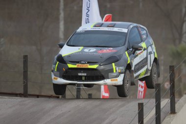 KOCAELI, TURKEY - 26 Aralık 2021: Okan Tanrietti, Türkiye Rallycross Şampiyonası sırasında Ford Fiesta R2 takımını Türkiye 'ye getirdi.