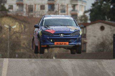 KOCAELI, TURKEY - 26 Aralık 2021: Serkan Güleç Türkiye Rallycross Şampiyonası sırasında Peugeot 206 RC 'de yarıştı.