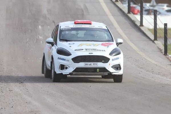 KOCAELI, TURKEY - 26 Aralık 2021: Levent Sapcilar Türkiye Rallycross Şampiyonası sırasında Ford Fiesta R1T 'yi sürdü.
