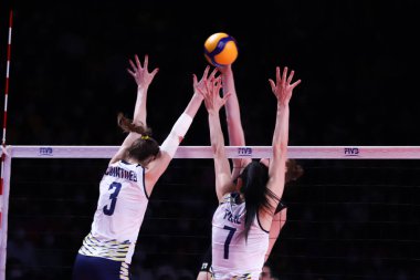 ANKARA, TURKEY - 19 Aralık 2021: Megan Courtney Lush ve Raphaela Folie, Beşli Voleybol Kadınlar Dünya Kulüpler Şampiyonası 'nın Imoco Volley Conegliano' ya karşı oynanan final maçında