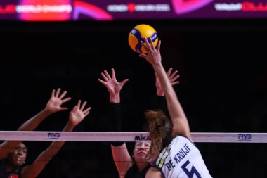 ANKARA, TURKEY - 19 Aralık 2021: Vakifbank 'te Robin De Kruijf, Imoco Volley Conegliano' ya karşı Beşli Voleybol Kadınlar Kulübü Dünya Şampiyonası final maçı
