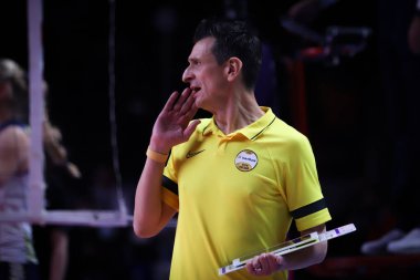ANKARA, TURKEY - 19 Aralık 2021: Beşli Voleybol Kadınlar Dünya Kulüpler Şampiyonası 'nın Imoco Volley Conegliano final maçında Koç Giovanni Guidetti