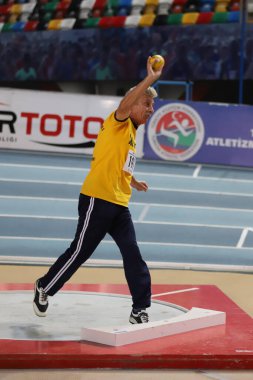 İSTANBUL, TURKEY - 11 Aralık 2021: Türkiye Atletizm Federasyonu Olimpiyat Eşiği sırasında vurulan tanımlanamayan sporcu