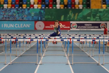 İSTANBUL, TURKEY - 11 Aralık 2021: Türkiye Atletizm Federasyonu Olimpiyat Eşiği sırasında 60 metre engelli koşan tanımlanamayan sporcu