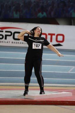 İSTANBUL, TURKEY - 11 Aralık 2021: Türkiye Atletizm Federasyonu Olimpiyat Eşiği sırasında vurulan tanımlanamayan sporcu