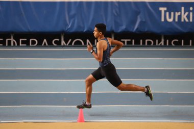 İSTANBUL, TURKEY - 11 Aralık 2021: Türkiye Atletizm Federasyonu Olimpiyat Eşiği sırasında koşan tanımlanamayan sporcu