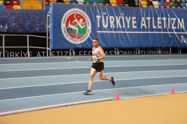 İSTANBUL, TURKEY - 11 Aralık 2021: Türkiye Atletizm Federasyonu Olimpiyat Eşiği sırasında koşan tanımlanamayan sporcu