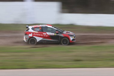 KOCAELI, TURKEY - 26 Aralık 2021: Erol Akbas, Türkiye Rallycross Şampiyonası sırasında Ford Fiesta Rally3 takımını sürdü.