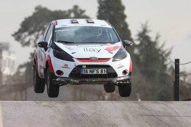 KOCAELI, TURKEY - 26 Aralık 2021: Burak Baslik, Türkiye Rallycross Şampiyonası sırasında Ford Fiesta R2 'yi sürüyor.