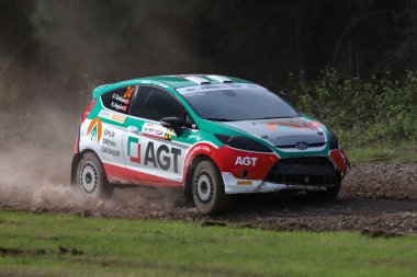 KOCAELI, TURKEY - 26 Aralık 2021: Serhan Turkkan, Türkiye Rallycross Şampiyonası sırasında Ford Fiesta R2 takımını sürüyor.