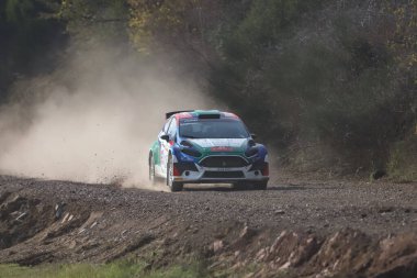 KOCAELI, TURKEY - 26 Aralık 2021: Türkiye Rallycross Şampiyonası sırasında Castrol Ford Team Türkiye 'den Ford Fiesta R5 sürüyor.