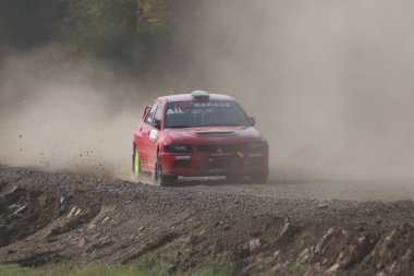 KOCAELI, TURKEY - 26 Aralık 2021: Ali Catalbas, Türkiye Rallycross Şampiyonası sırasında Mitsubishi Lancer Evo IX 'i GP Garaj My Team' e götürdü.