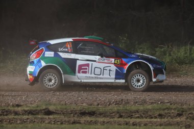 KOCAELI, TURKEY - 26 Aralık 2021: Türkiye Rallycross Şampiyonası sırasında Castrol Ford Team Türkiye 'den Ford Fiesta R5 sürüyor.