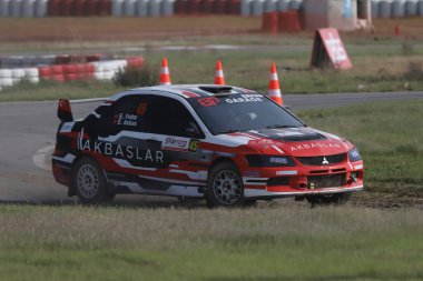 KOCAELI, TURKEY - 26 Aralık 2021: Erhan Akbas, Türkiye Rallycross Şampiyonası sırasında GP Garajı My Team of GP 'den Mitsubishi Lancer Evo IX' i sürüyor.